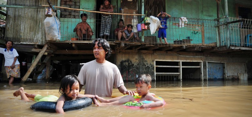 Air membanjiri permukiman padat penduduk di kawasan Bantaran Kali Ciliwung, Cawang, Jakarta Timur. (Republika/Aditya)