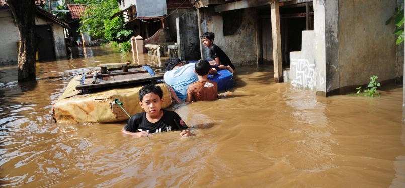 Air membanjiri permukiman padat penduduk di kawasan Bantaran Kali Ciliwung, Cawang, Jakarta Timur, Jumat (18/11). (Republika/Aditya)