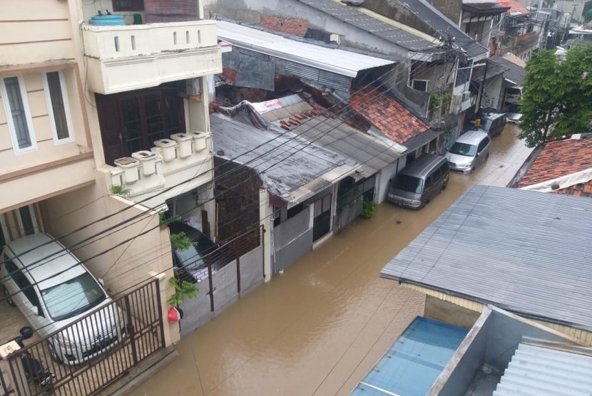 Air menggenang Jalan Kaca-Kaca, Pasar Baru, Jakarta Pusat pada Selasa (25/2) pagi. 