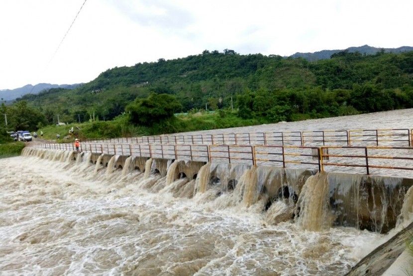 Air menggenangi jembatan yang melintang di atas Sungai Citarum di areal Waduk Saguling, Jawa Barat, Jumat (11/11).