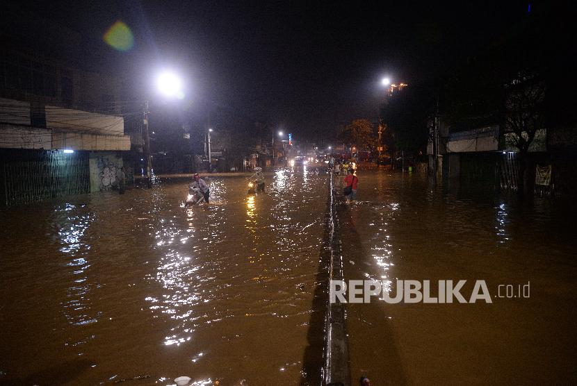 Air menggenangi ruas Jalan Jatinegara Barat, Jakarta Timur, Senin (5/2) malam. Tingginya intensitas air hujan menyebabkan beberapa wilayah di Jakarta banjir. Senin (5/2) malam air mulai menggenagi jalanan di Jatinegara Barat. 