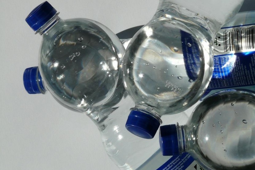 Air mineral dalam botol plastik.