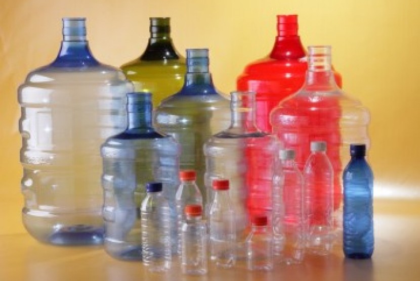 Air minum dalam berbagai kemasan (ilustrasi). Galon berbahan plastik jenis PET mampu menghemat biaya produksi secara signifikan yang pada akhirnya memacu pertumbuhan industri AMDK, tak terkecuali industri kecil menengah