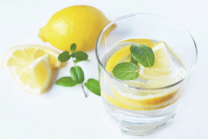 Air minum dengan tambahan rasa lemon.