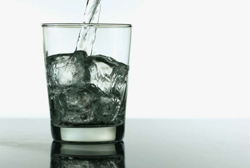 Air minum dingin dengan es batu.