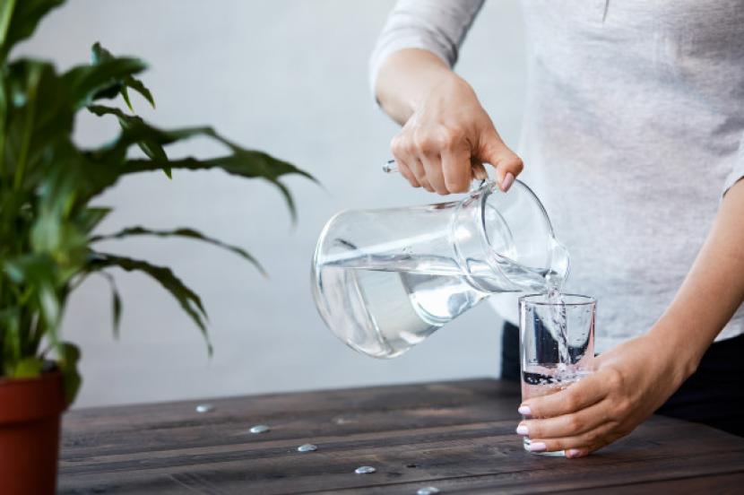 Menuangkan air putih ke gelas (Ilustrasi). Minum air putih dengan sejumput boraks menjadi tren baru nan berbahaya di TikTok. 