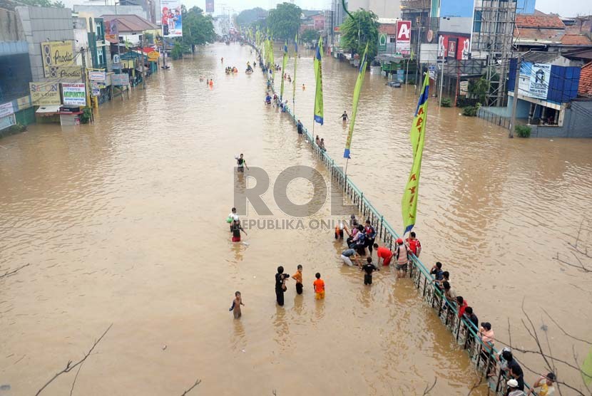   Air Sungai Ciliwung meluap hingga memenuhi Jalan KH Abdullah Syafei di Tebet, Jakarta Selatan, Rabu (16/1).  (Republika/Aditya Pradana Putra)