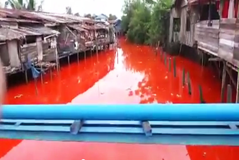 Air Sungai yang berubah merah seperti darah di Kota Bontang, Kalimantan Timur.
