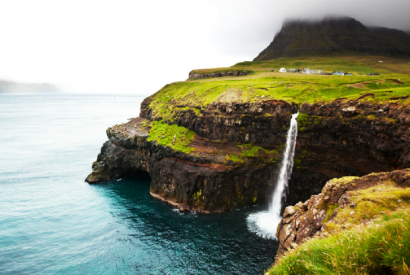 Air terjun Bøssdalsfossur di Kepulauan Faroe