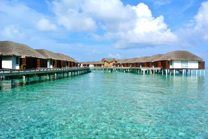 Air yang biru dan kabin di atas air menjadi pemandangan utama di Maladewa.