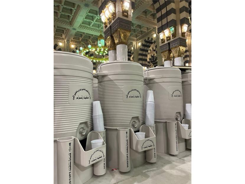Air zamzam di Masjid Nabawi, Madinah, Arab Saudi. Masih ada umat Islam yang menganggap bahwa minum air zamzam lebih baik dalam posisi berdiri. Benarkah demikian?