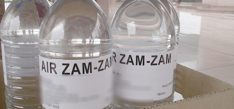 Air zamzam palsu yang dijual dalam botol