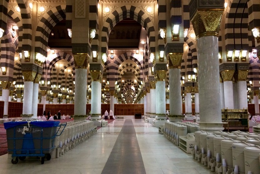 Berapa Produksi Galon Dihasilkan dari Sumur Zamzam per Hari?. Foto: Air zamzam tersedia bergalon-galon di area akhwat Masjid Nabawi..