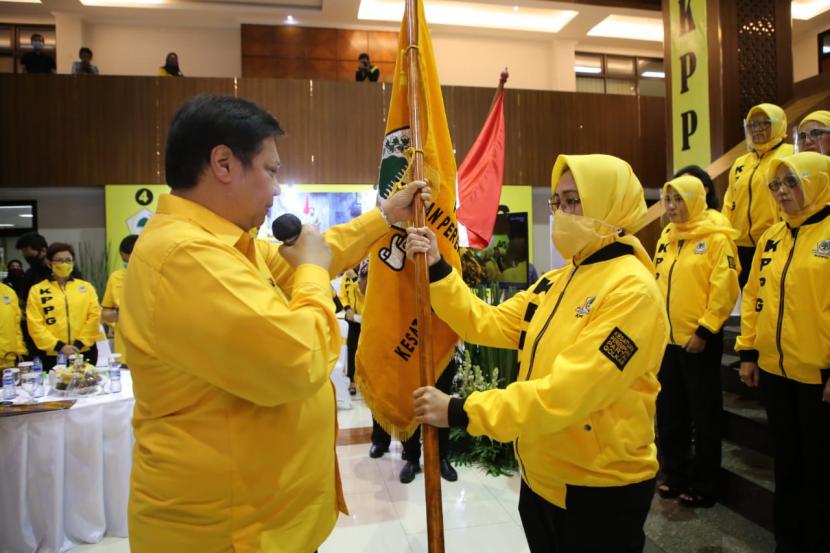 Airin Rachmi Diany, yang juga merupakan Wali Kota Tangerang Selatan, dilantik sebagai Ketua Kesatuan Perempuan Partai Golkar (KPPG) periode 2019-2024 oleh Ketua Umum DPP Partai Golkar Airlangga Hartarto di Aula kantor DPP Partai Golkar, Senin (20/7) malam.