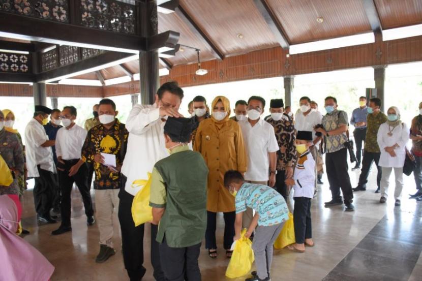 Airlangga Hartarto berbagi bantuan kepada anak yatim, piatu, dan yatim piatu di Kabupaten Pekalongan, Jawa Tengah.