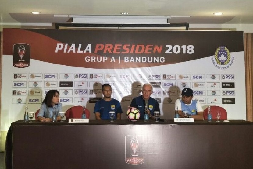 Airlangga Sucipto (kedua kiri) dalam konferensi pers menjelang pertandingan melawan PSM Makassar, Kamis (25/1).