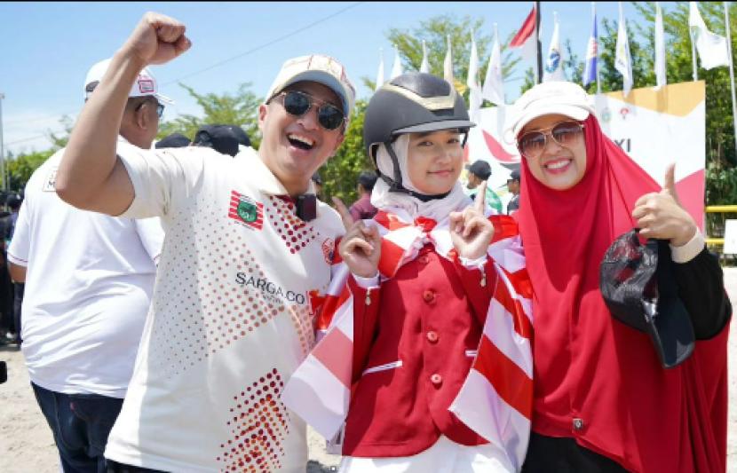 Aisha Maydina Hakim, putri presenter Irfan Hakim, memamerkan medali emas berkuda nomor jumping U-21 yang diraihnya di PON 2024 Aceh Sumut