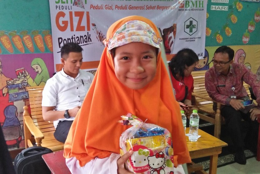 Aisyah (10 tahun) anak penerima manfaat Program Sehat Peduli Gizi BMH di Pontianak Utara, Kalimantan Barat.