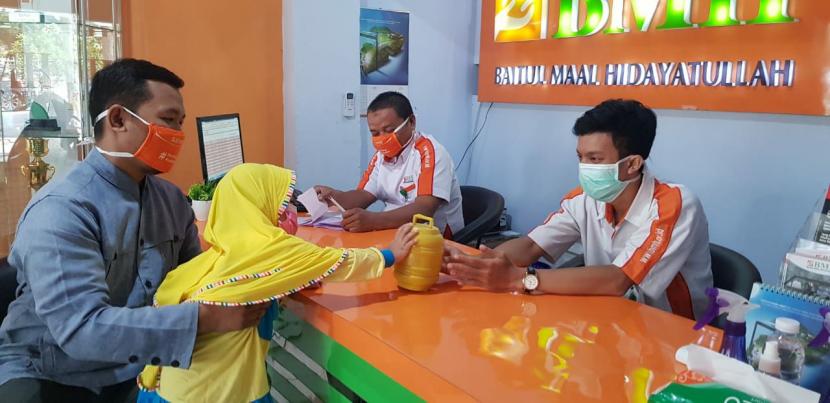 Aisyah (4 tahun) menyerahkan uang tabungannya ke BMH Gerai Kediri untuk dibelikan Alat Pelindung Diri (APD) guna disumbangkan kepada petugas medis Covid-19.