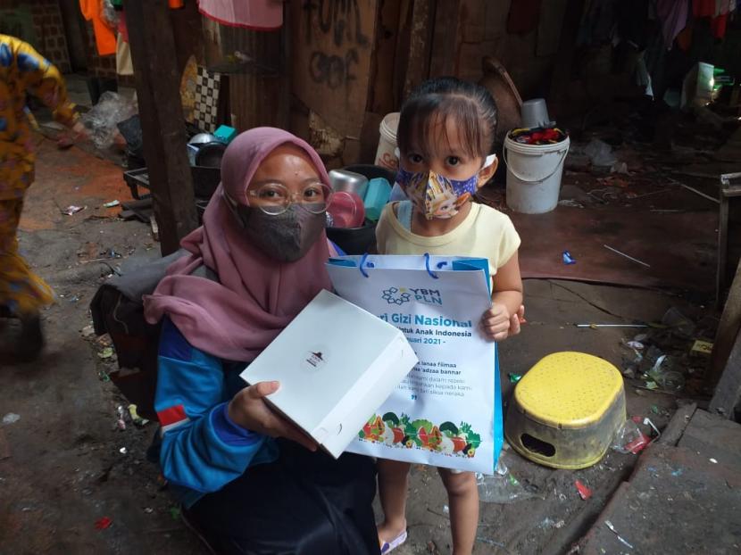 Aisyah dan teman-temannya tersenyum lebar ketika tim YBM PLN mendatangi Kawasan Kampung Texas Cipete Utara, Jakarta. Bertepatan dengan Hari Gizi Nasional 2021 yang ke – 61, YBM PLN memberikan 1000 paket makanan bergizi untuk anak-anak yang berada di wilayah Jakarta dan Bekasi.