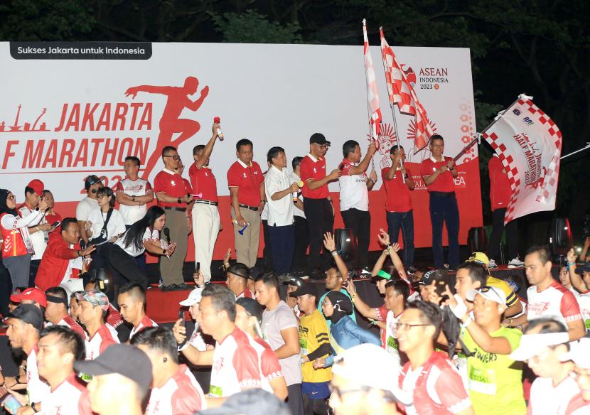 Ajanag Jakarta Half Marathon 2023 dibuka oleh Pj Heru Budi Hartono dan Menhub Budi Karya Sumadi di Plaza Tenggara Monas, Jakarta Pusat, Ahad (20/8/2023).
