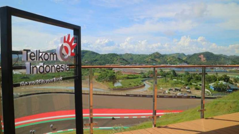 Ajang balap motor World Superbike (WSBK) 2022 digelar di Sirkuit Mandalika, Indonesia. Hiburan di World Superbike seperti slow motion video booth dan game motor race.