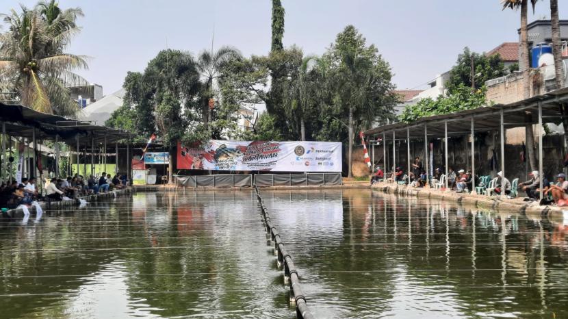 Ajang Fun Fishing Antara Forum Wartawan yang digelar Jurnalis Indonesia Peduli (JIP) di kolam pemancingan Adhiraja Deluna, Kelurahan Tanah Baru, Kecamatan Beji, Kota Depok, Jawa Barat pada Ahad (20/8/2023). 