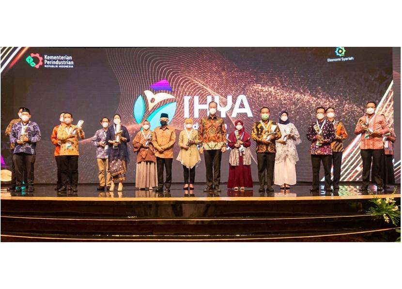 Ajang Indonesia Halal Industry Award (IHYA) 2021 memberikan penghargaan kepada 14 pemenang atas peran aktifnya dalam memajukan pengembangan industri halal di Indonesia.