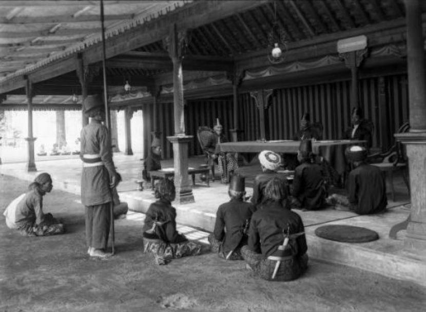 Ajang pengadilan di Karton Yogyakara pada tahun 1880 yang dipimpun Sultan.