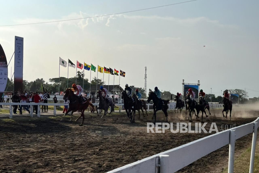 Ajang puncak pacuan kuda nasional Triple Crown Indonesia s Horse Racing (IHR) Indonesia Derby 2025 di Stadion Sultan Agung, Bantul, Ahad (27/7/2025).