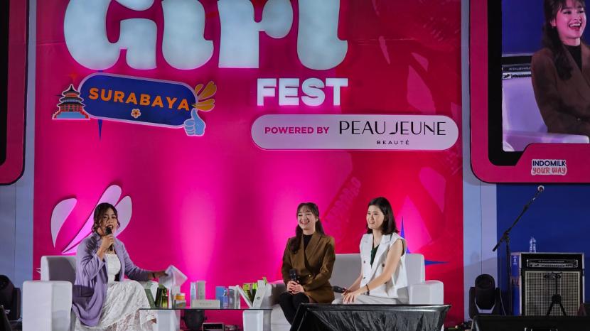Ajang The Girl Fest  di Tunjungan Plaza 3 Surabaya dimeriahkan dengan kehadiran Caitlin Halderman, duta produk Peau Jeune Beaute.  