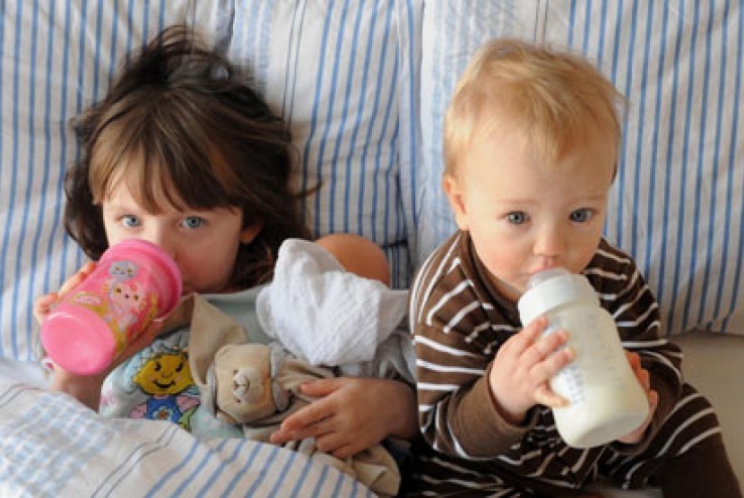 Anak minum dari botol susu/ilustrasi
