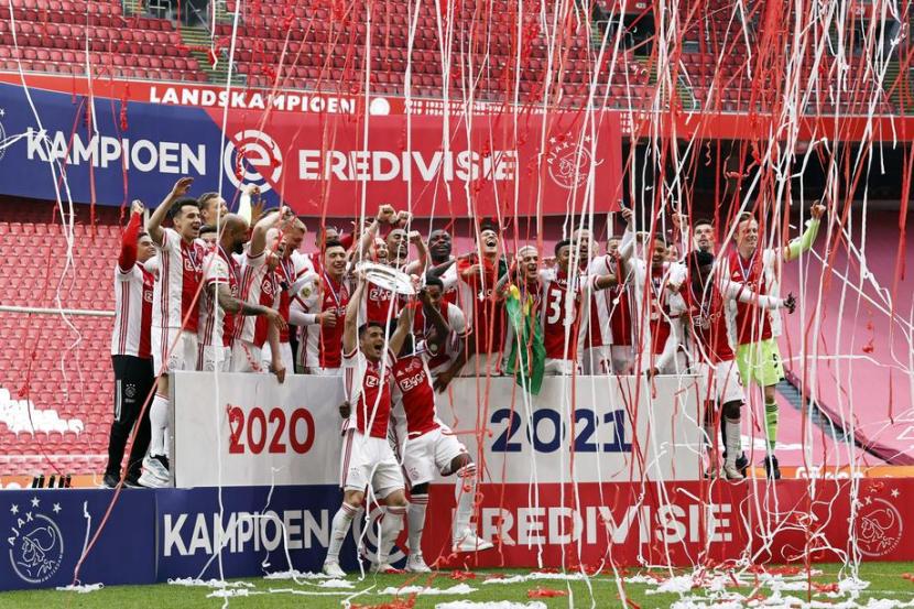 Ajax merayakan gelar juara Liga Belanda (Eredivisie) musim 2020/2021 di Amsterdam Arena, Ahad (2/5).