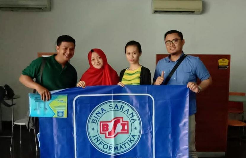 Ajeng Pangestu (berkerudung merah) mahasiswa semester 6 Program Studi (Prodi) Bahasa Inggris Universitas Bina Sarana Infomatika (UBSI) berhasil merintis usaha di dunia fashion anak.