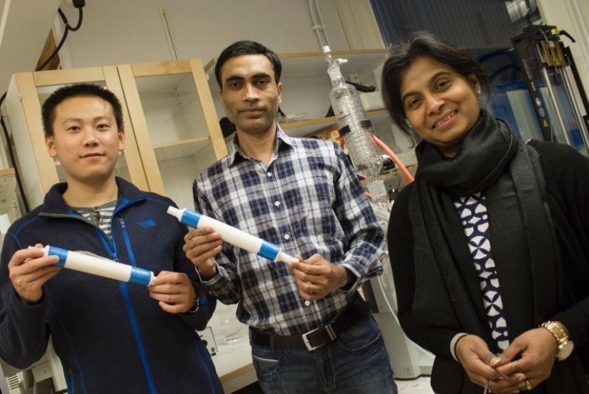 Aji Mathew bersama mahasiswanya Peng Liu and Zoheb Karim bersama purwarupa nano-filter.