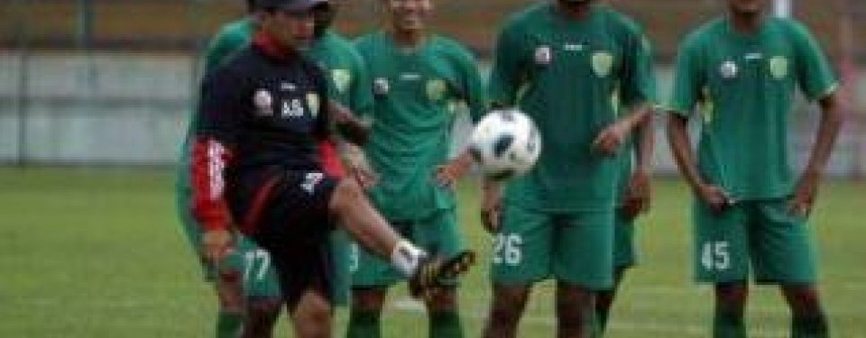 Aji Santoso memimpin latihan pemain Persebaya 1927.