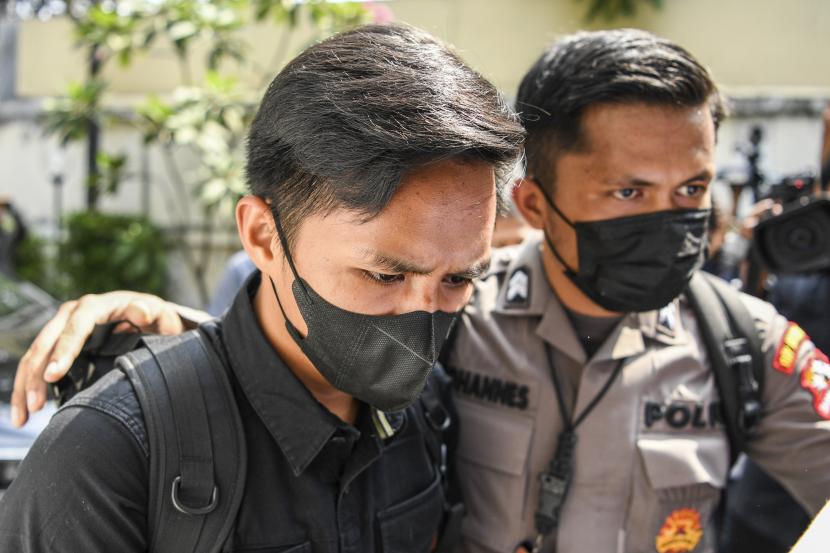 Ajudan Irjen Pol Ferdy Sambo, Bhayangkara Dua Richard Eliezer Pudihang Lumiu atau Bharada E (kiri) berjalan memasuki ruangan saat tiba di Kantor Komnas HAM, Jakarta, Selasa (26/7/2022). Bharada E saat ini telah berstatus tersangka dalam kasus dugaan pembunuhan Brigadir J. (ilustrasi)