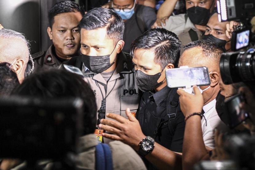 Ajudan Kepala Divisi Propam Polri nonaktif Irjen Pol. Ferdy Sambo, Bharada E (kedua kanan) berjalan meninggalkan ruangan usai dimintai keterangan di Kantor Komnas HAM, Jakarta, Selasa (26/7/2022). Bharada E kini sudah berstatus tersangka di kasus dugaan pembunuhan Brigadir J