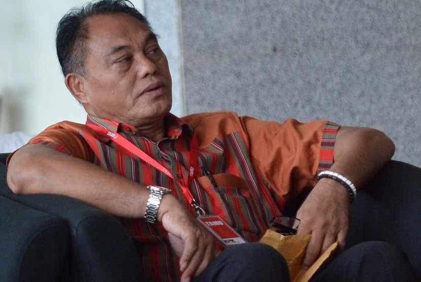 Ajudan Ketua DPR Setya Novanto, Corneles Towoliu berada di ruang tunggu sebelum menjalani pemeriksaan di Gedung KPK Jakarta, Senin (18/9). 