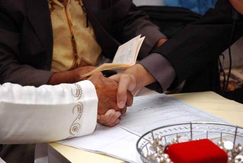 Sejumlah pasangan tetap melaksanakan akad nikah saat wabah Covid-19. Akad nikah (ilustrasi)