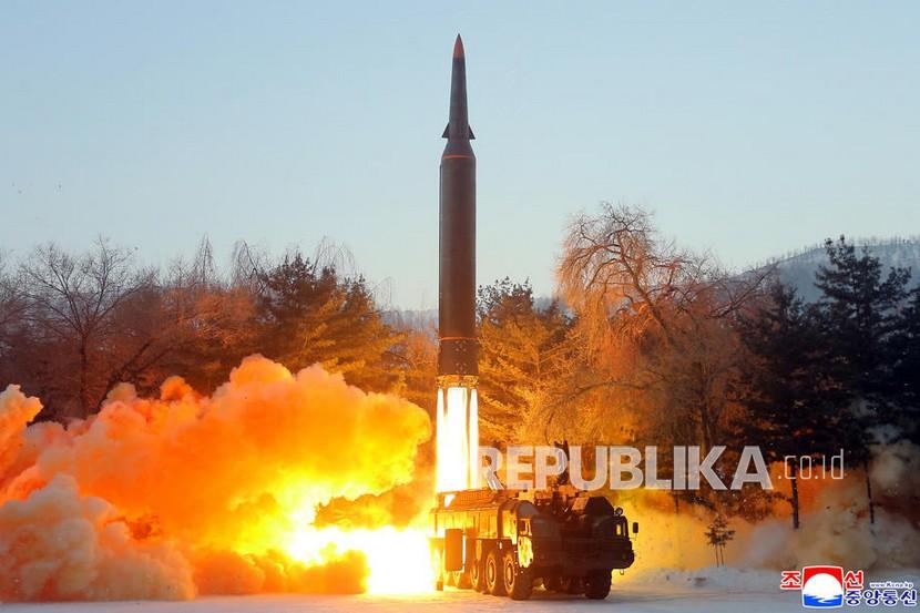 Akademi Ilmu Pertahanan DPRK melakukan uji tembak rudal hipersonik di Pyongyang, Korea Utara, 06 Januari 2022.