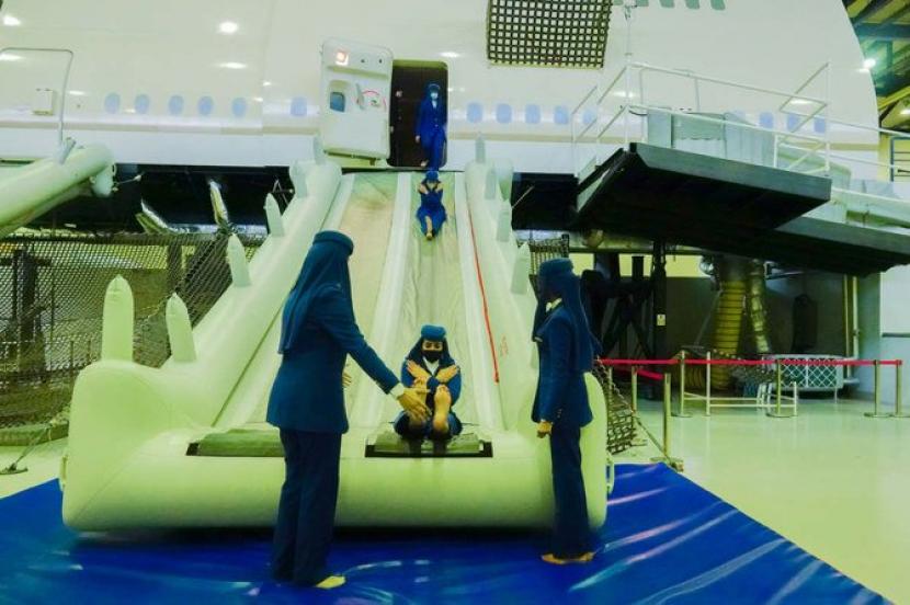 Wanita Arab Saudi Jajaki Karier Baru di Sektor Penerbangan. Akademi Penerbangan Pangeran Sultan di Jeddah, mulai melatih pramugari wanita Arab Saudi dua tahun lalu.