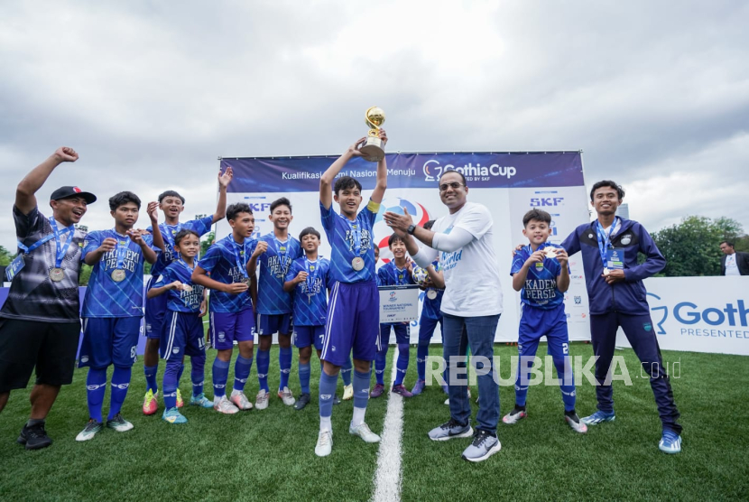 Akademi Persib Cimahi (APC) keluar sebagai juara Grand Finale Meet The World With SKF Road to Gothia Cup 2025, sekaligus menjadi perwakilan Indonesia untuk bertarung pada ajang Gothia Cup 2025 di Swedia. APC mengalahkan G Soccer dengan skor 2-0 pada final di Lapangan ASIOP, Jakarta Pusat, Ahad (24/11/2024).