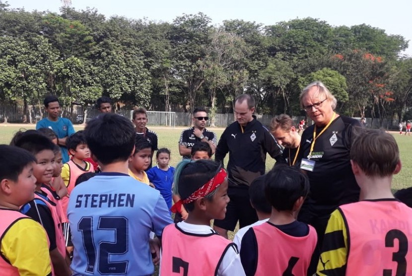 Akademi sepak bola Young Warrior yang bermarkas di Deutsche Schule Jakarta (DSJ), Tangerang Selatan, Banten mendapat pelatihan singkat dari akademi sepak bola Jerman, Borussia Muenchengladbach pada Jumat (15/11).