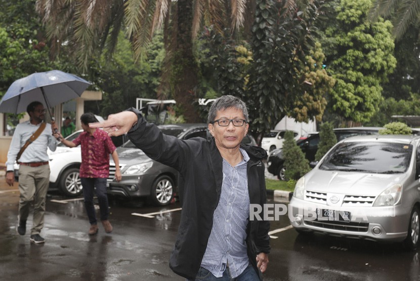 Akademisi dan aktivis Rocky Gerung (tengah) bersiap menjalani pemeriksaan di Ditkrimsus, Polda Metro Jaya, Jakarta, Jumat (1/2/2019).