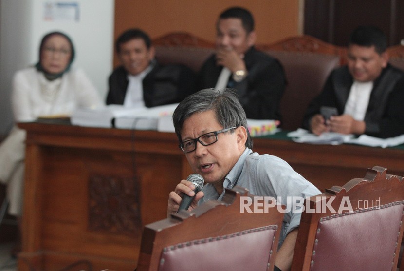 Akademisi Rocky Gerung memberikan kesaksian dalam sidang kasus dugaan penyebaran berita bohong atau hoaks dengan terdakwa Ratna Sarumpaet di PN Jakarta Selatan, Jakarta, Selasa (23/4/2019).