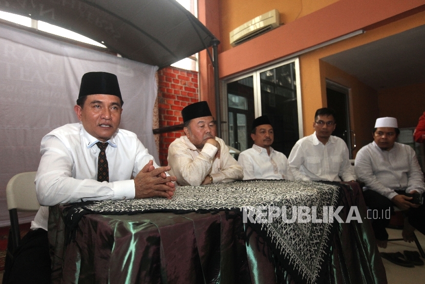 akal Calon Gubernur DKI Jakarta Yusril Ihza Mahendra (kiri), bersama Ketua Dewan Syura Majelis Pelayan Jakarta (MPJ) Didin Hafidhuddin (kedua kiri), dan Juru Bicara MPJ Bachtiar Nasir (ketiga kiri) didampingi jajaran pengurus MPJ saat memberikan keterangan