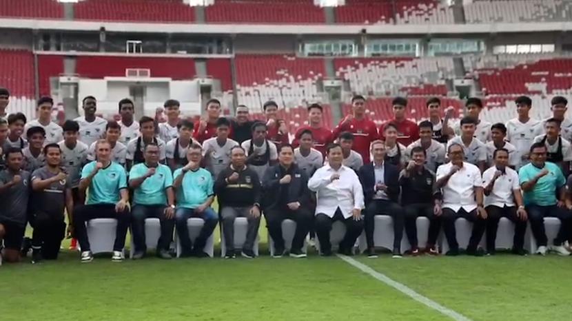 AKARTA - Ketua Dewan Pembina Garudayaksa Football Academy, Prabowo Subianto menandatangani perjanjian kerja sama dengan Aspire Academy asal Qatar di Stadium GBK, Jakarta, Senin (8/1). 