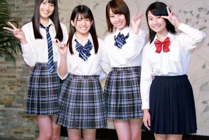 AKB48 Reina Fujie dan Miyu Takeuchi (2 di tengah)