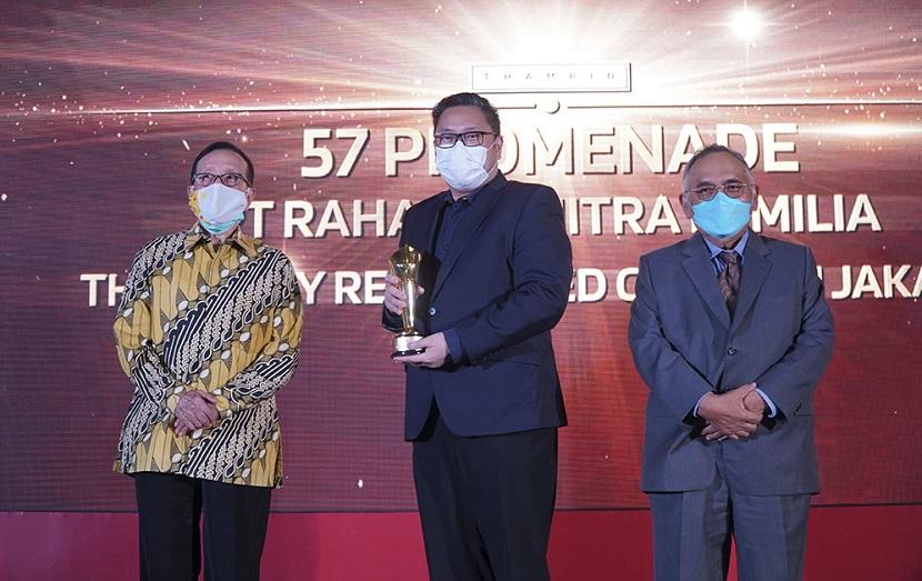 Akbar Tandjung, menteri negara perumahan rakyat dan permukiman Indonesia periode 1993–1998 (kiri) didampingi Antony Zeidra Abidin, selaku komisaris utama Properti Indonesia (kanan), berpose bersama salah satu penerima Trophy PIA 2021.